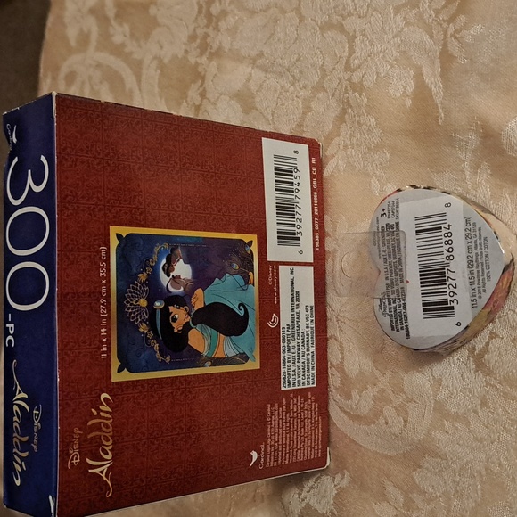 Disney 300 Piece Puzzle Jasmine Aladdin & Jasmine Aladdin Magic Towel - Picture 2 of 4